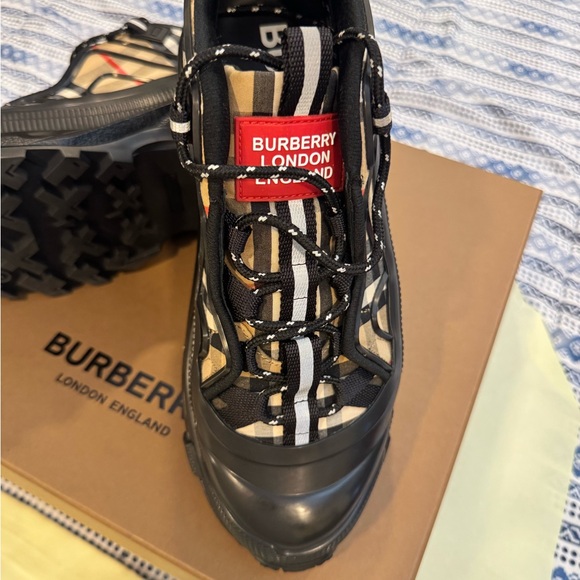 Burberry Black and Cream Sneakers with Bold Pattern - Picture 8 of 10